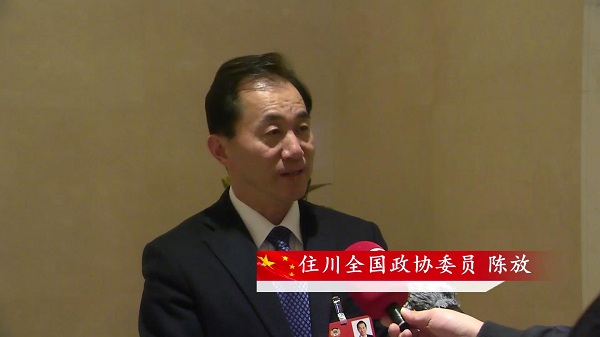 3月9日陈放在会场外接受川台采访