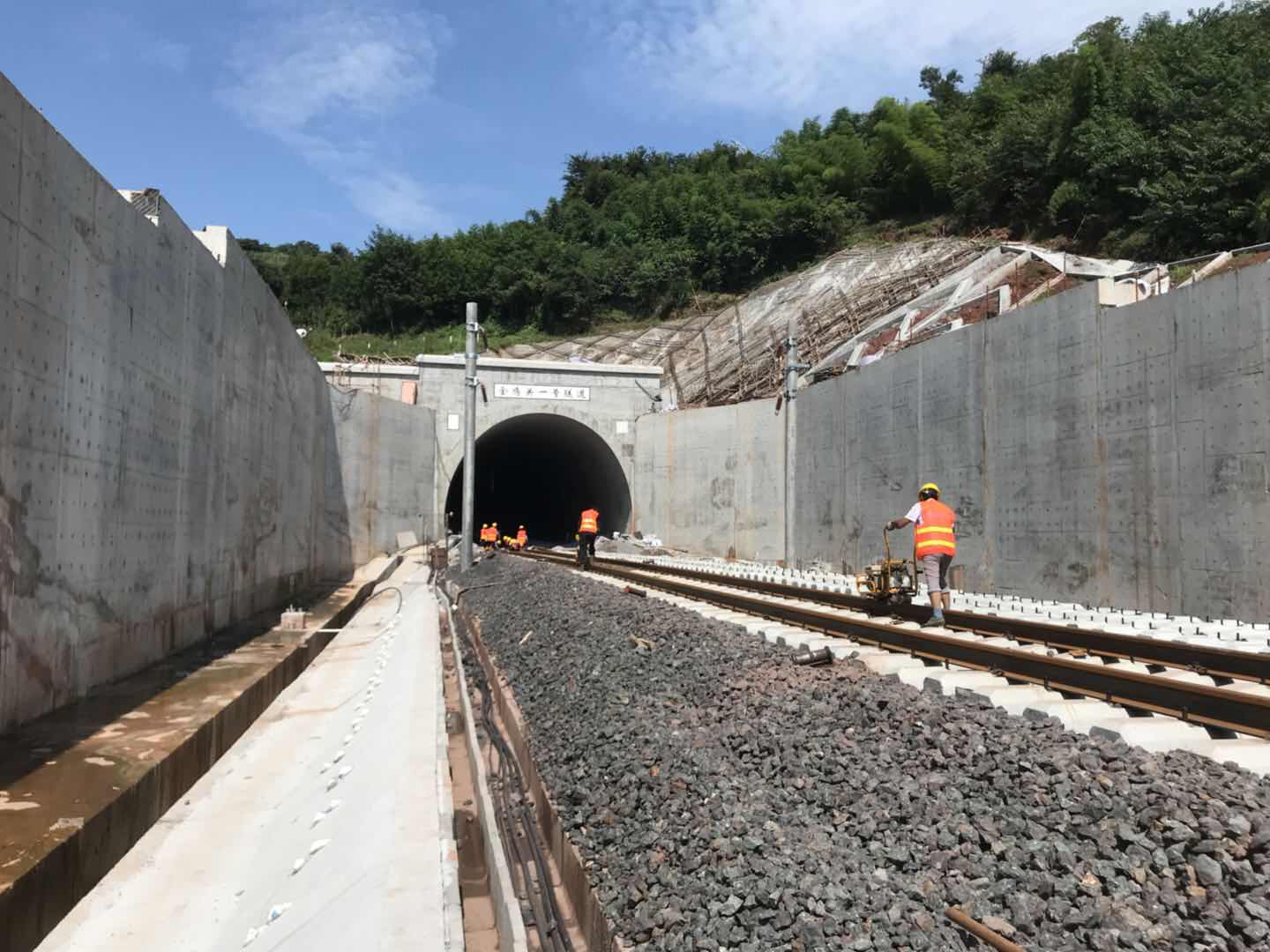 坐火車回甘孜川藏鐵路雅安段已單線貫通