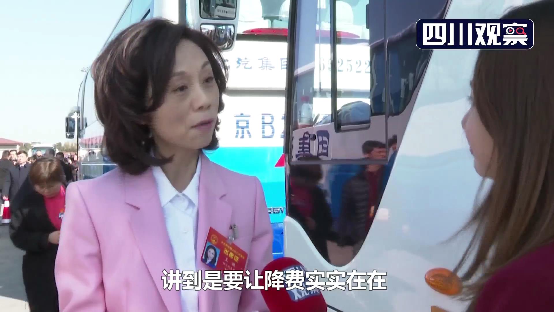 ②3月5日 王麒在人民大会堂外接受本台记者采访 ②3月5日 王麒在人民大会堂外接受本台记者采访